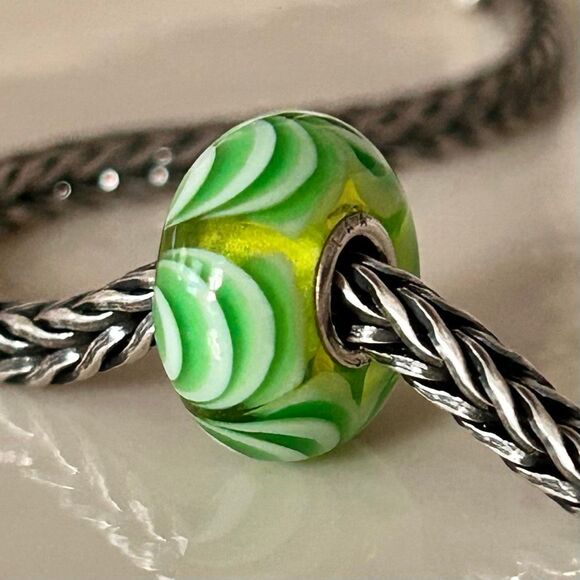 TROLLBEADS Bright Green & White Scallop Bead LAA 925S NEW Condition - Picture 1 of 5